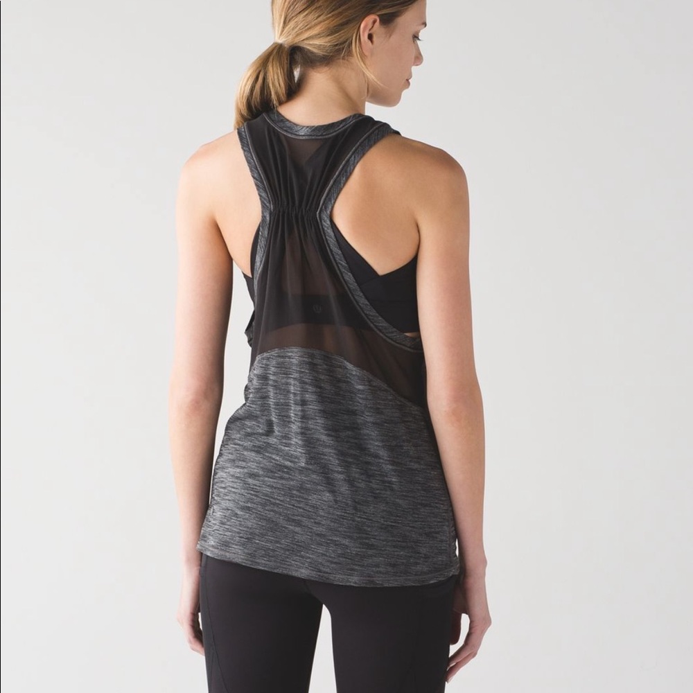 🍋 Lululemon muscle tank w built in bra Sz 2